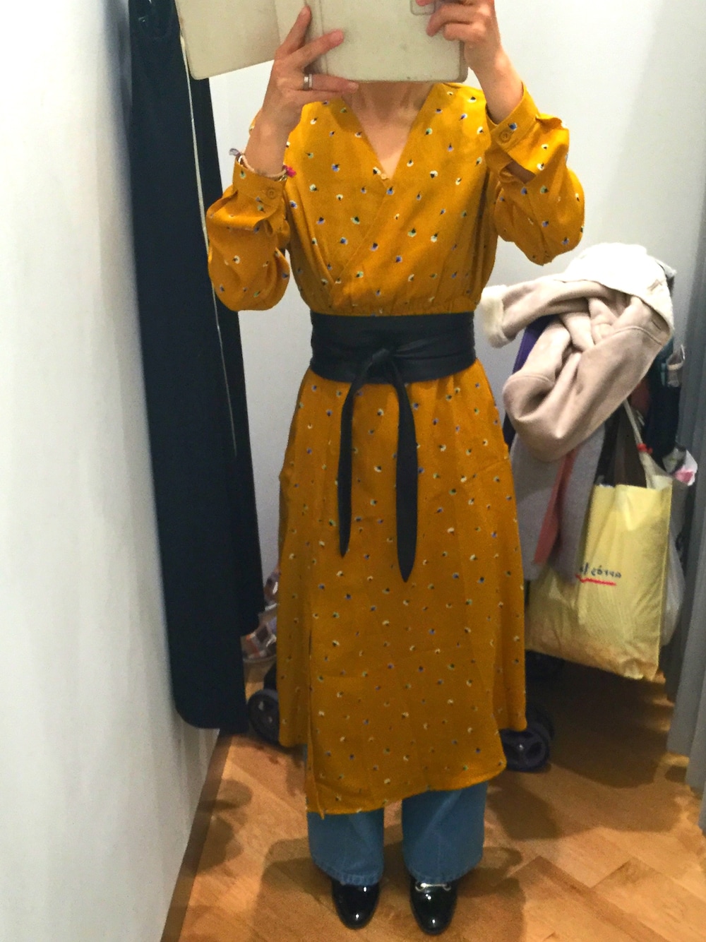 「ルミネ限定ワンピース」｜「mysticのアイテム（ワンピース、イエロー系）」を使った、Ai Asakaさん（レディース・157cm）の春コーディネートの1枚目の写真