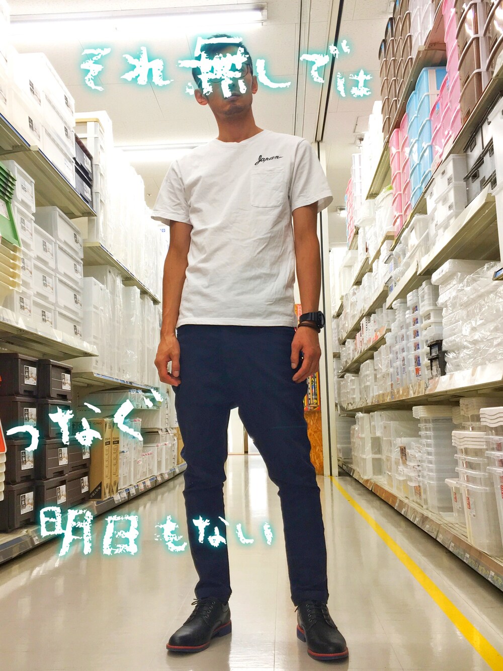 ブルー系のチノパンツ、ブラック系のその他シューズ、ホワイト系のTシャツ/カットソーを着用したメンズの秋コーディネートの1枚目の写真