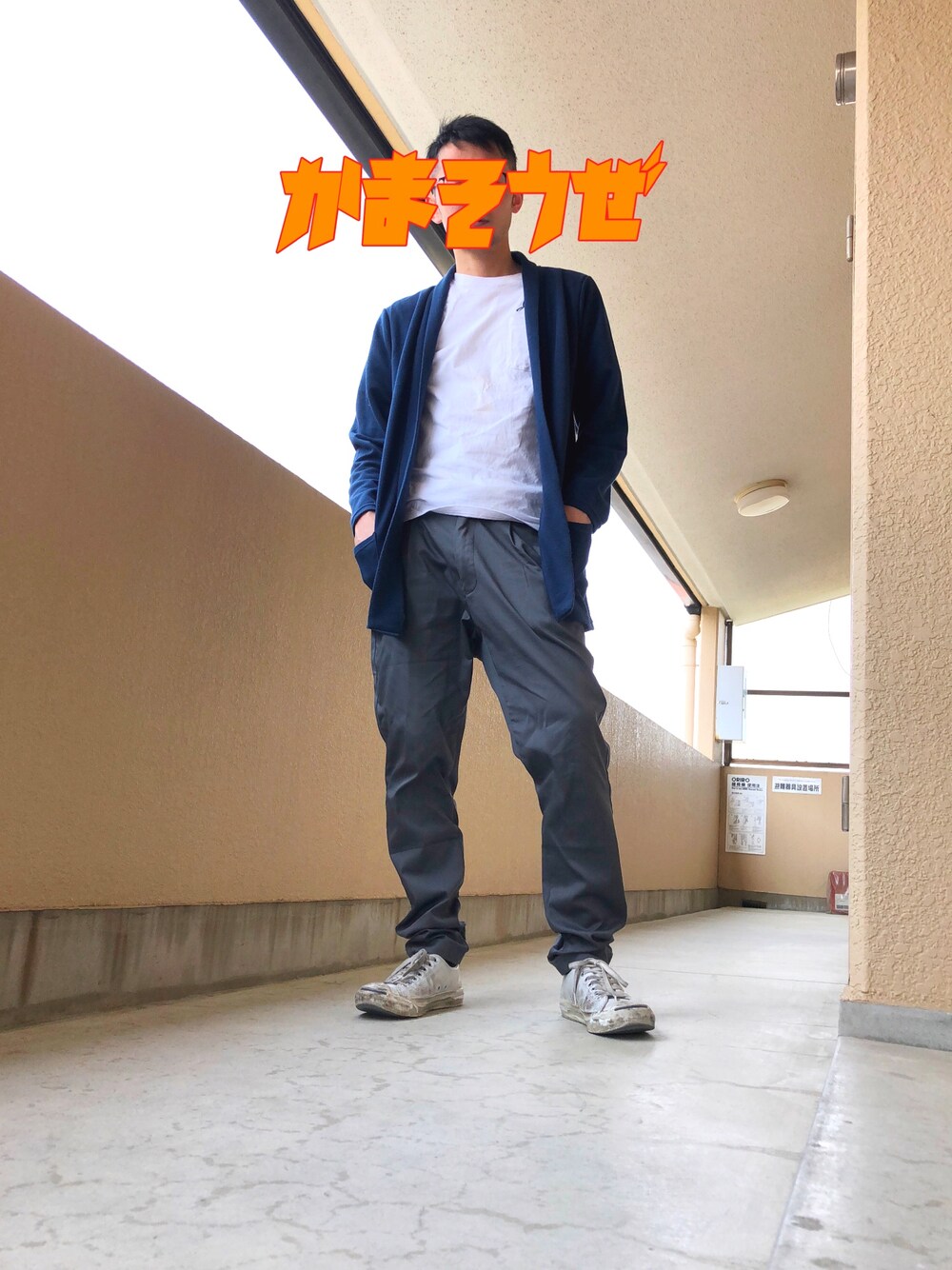 グレー系のスラックス、ホワイト系のスニーカー、ホワイト系のTシャツ/カットソーを着用したメンズの春コーディネートの1枚目の写真