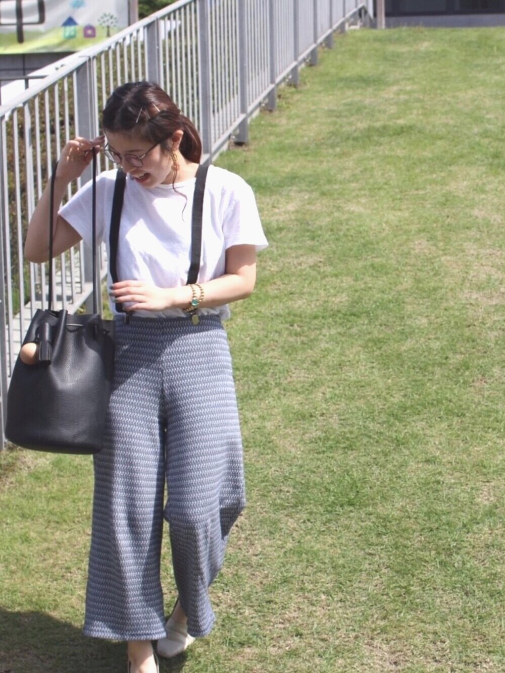 「シンプルコーデ、夏、コムデギャルソン、白Tシャツ、オトナカジュアル、ZARA、サスペンダー、パンツスタイル、ラクチンコーデ、モノトーン」｜「COMME des GARCONSのアイテム（Tシャツ/カットソー、ホワイト系）」を使った、ニコさん（レディース・153cm）の春コーディネートの1枚目の写真