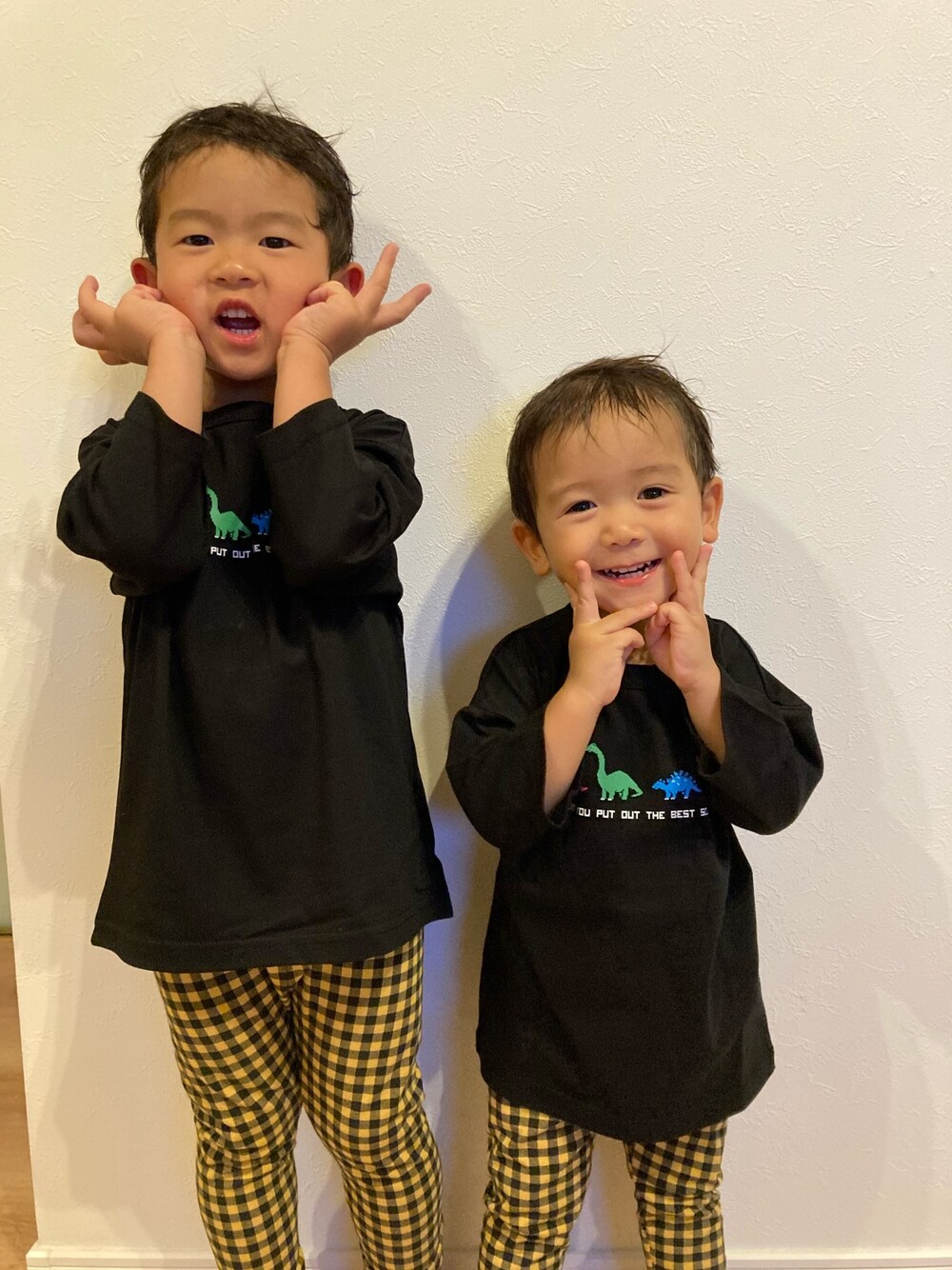 ブラック系のTシャツ/カットソー、ブラック系のTシャツ/カットソーを着用したキッズの秋コーディネートの1枚目の写真