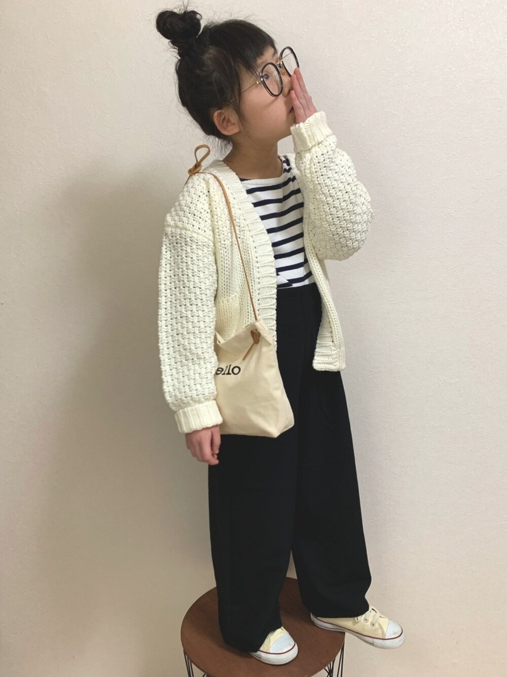 ホワイト系のカーディガン/ボレロ、ブラック系のサロペット/オーバーオール、その他のトップスを着用したキッズの春コーディネートの1枚目の写真