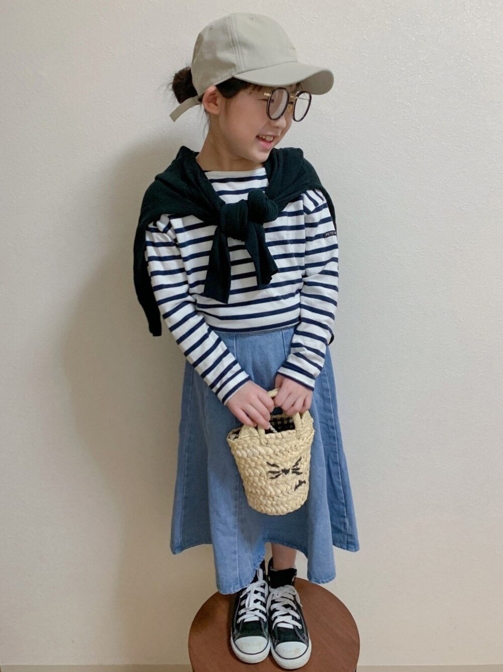 その他のトップス、ブルー系のデニムスカート、ベージュ系のバッグを着用したキッズの春コーディネートの1枚目の写真