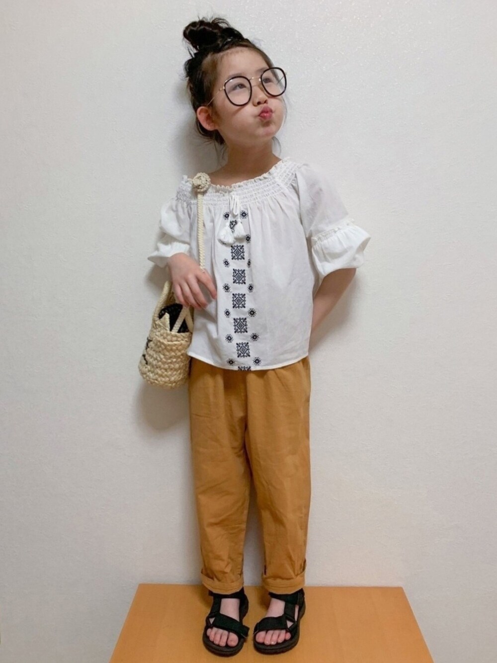 ホワイト系のシャツ/ブラウス、オレンジ系のその他パンツ、ブラック系のサンダルを着用したキッズの春コーディネートの1枚目の写真