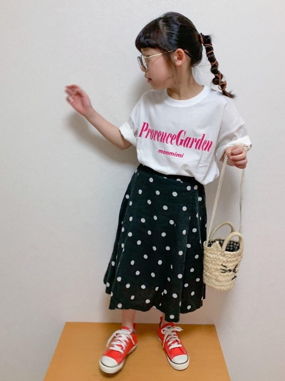 ホワイト系のTシャツ/カットソー、グレー系のスカート、オレンジ系のスニーカーを着用したキッズの春コーディネートの1枚目の写真