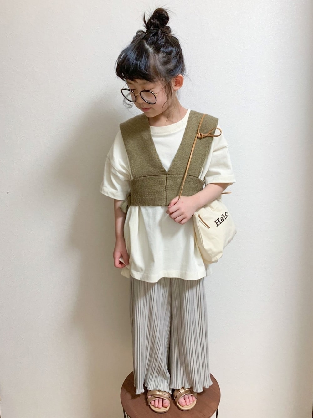 ベージュ系のTシャツ/カットソー、ホワイト系のTシャツ/カットソー、ベージュ系のパンツを着用したキッズの春コーディネートの1枚目の写真