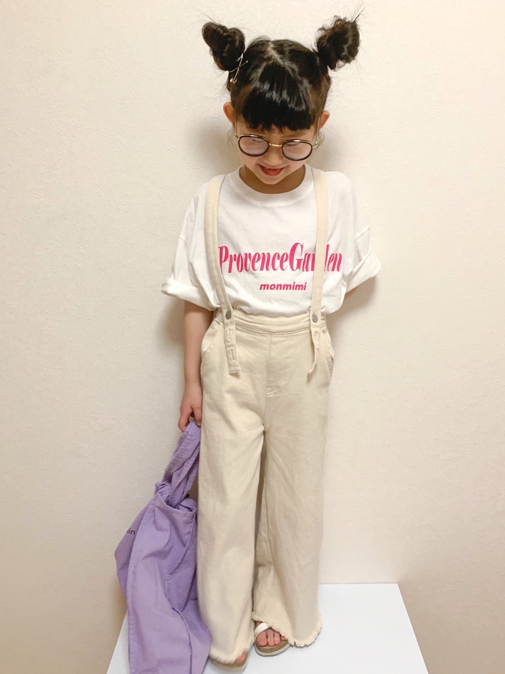 ホワイト系のTシャツ/カットソー、ホワイト系のその他パンツ、パープル系のエコバッグ/サブバッグを着用したキッズの春コーディネートの1枚目の写真