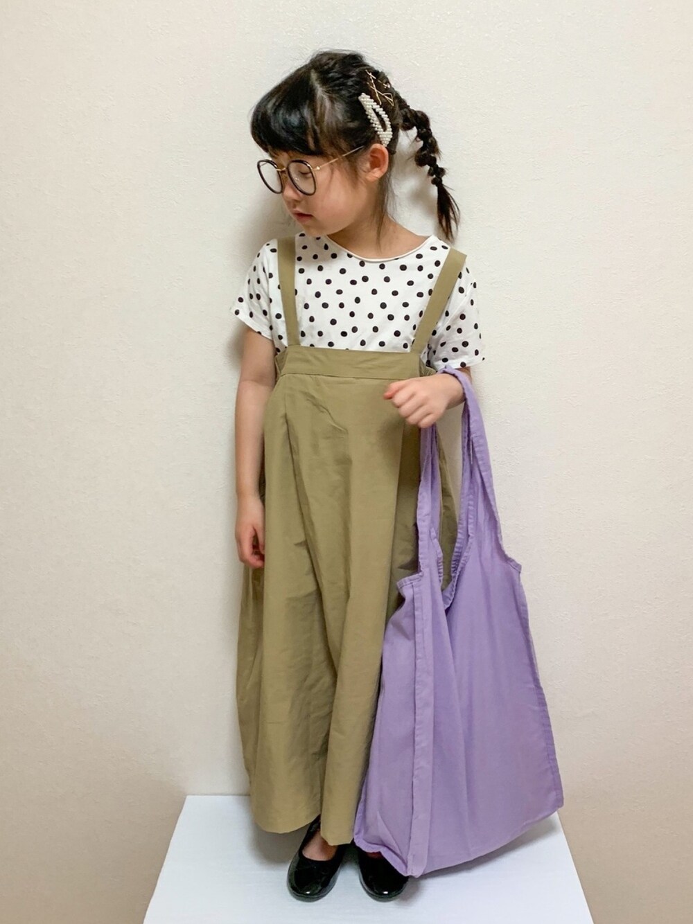 ベージュ系のオールインワン・サロペット、パープル系のエコバッグ/サブバッグ、その他のTシャツ/カットソーを着用したキッズの春コーディネートの1枚目の写真