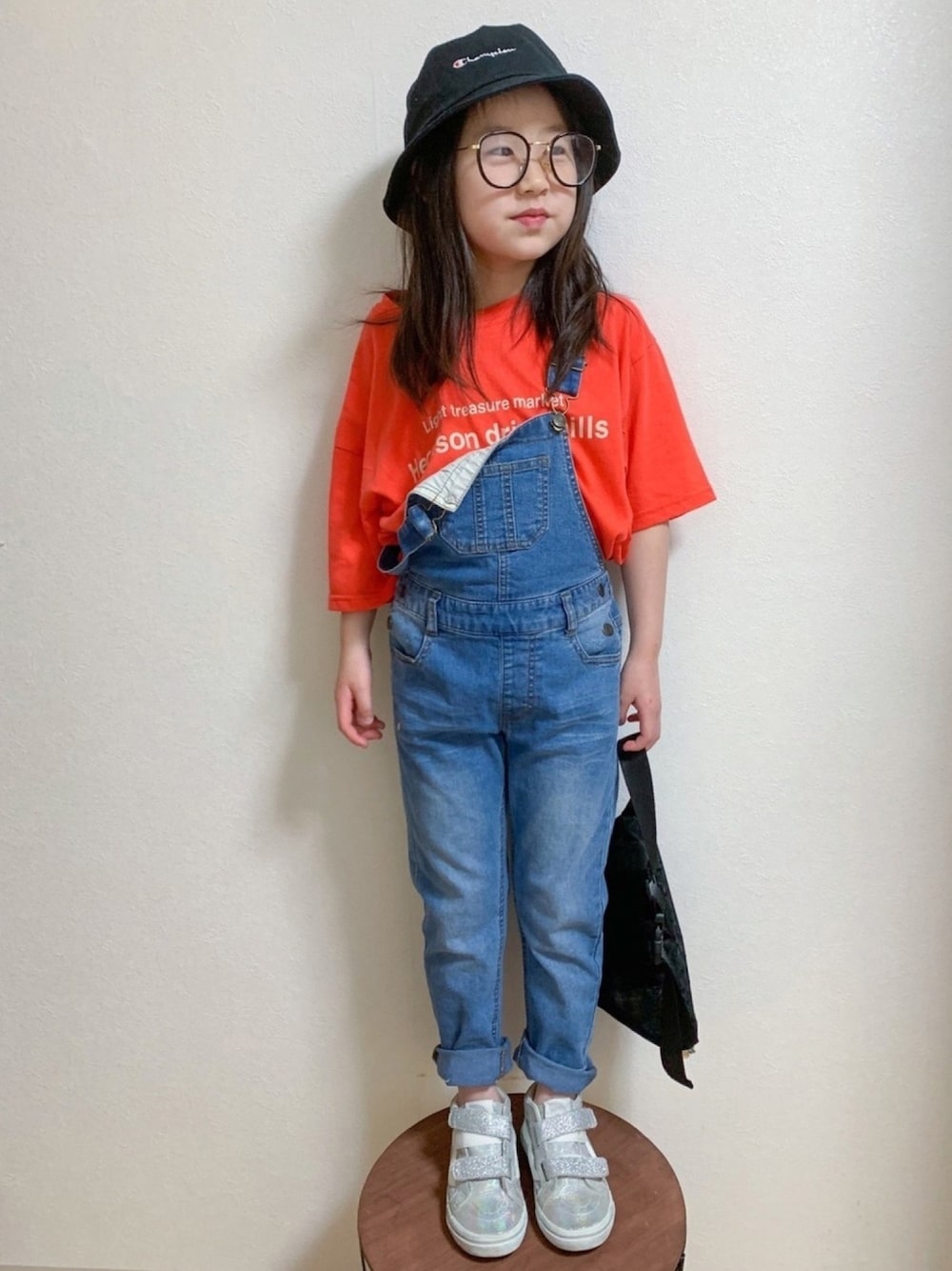 ブルー系のサロペット/オーバーオール、ブラック系のボディバッグ/ウエストポーチ、レッド系のTシャツ/カットソーを着用したキッズの夏コーディネートの1枚目の写真