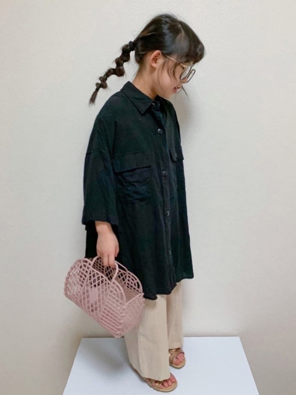 ブラック系のシャツ/ブラウス、ベージュ系のパンツ、ゴールド系のサンダルを着用したキッズの夏コーディネートの1枚目の写真