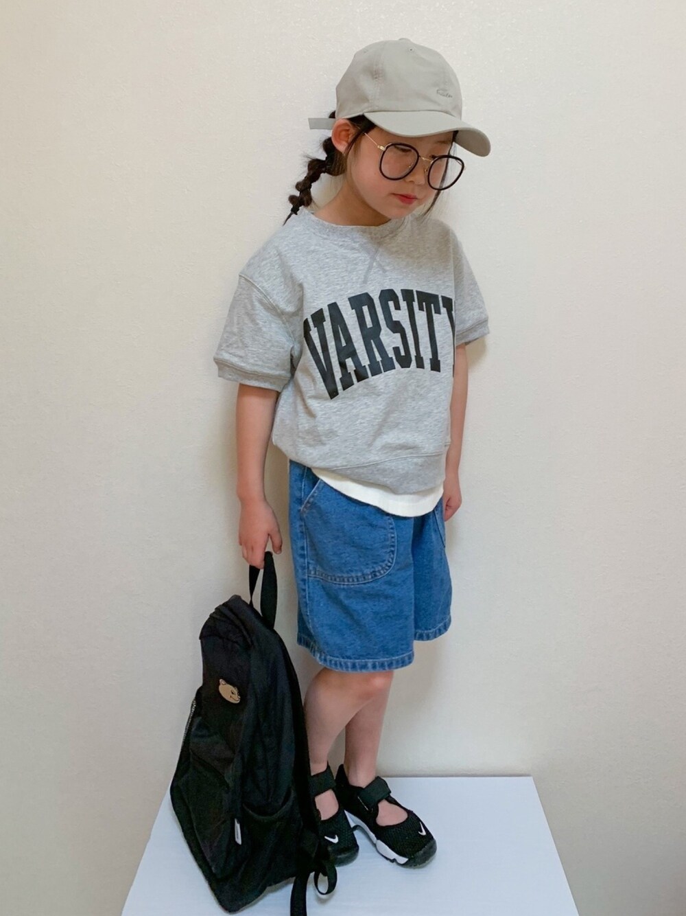 グレー系のTシャツ/カットソー、ホワイト系のタンクトップ、ブルー系のパンツを着用したキッズの夏コーディネートの1枚目の写真