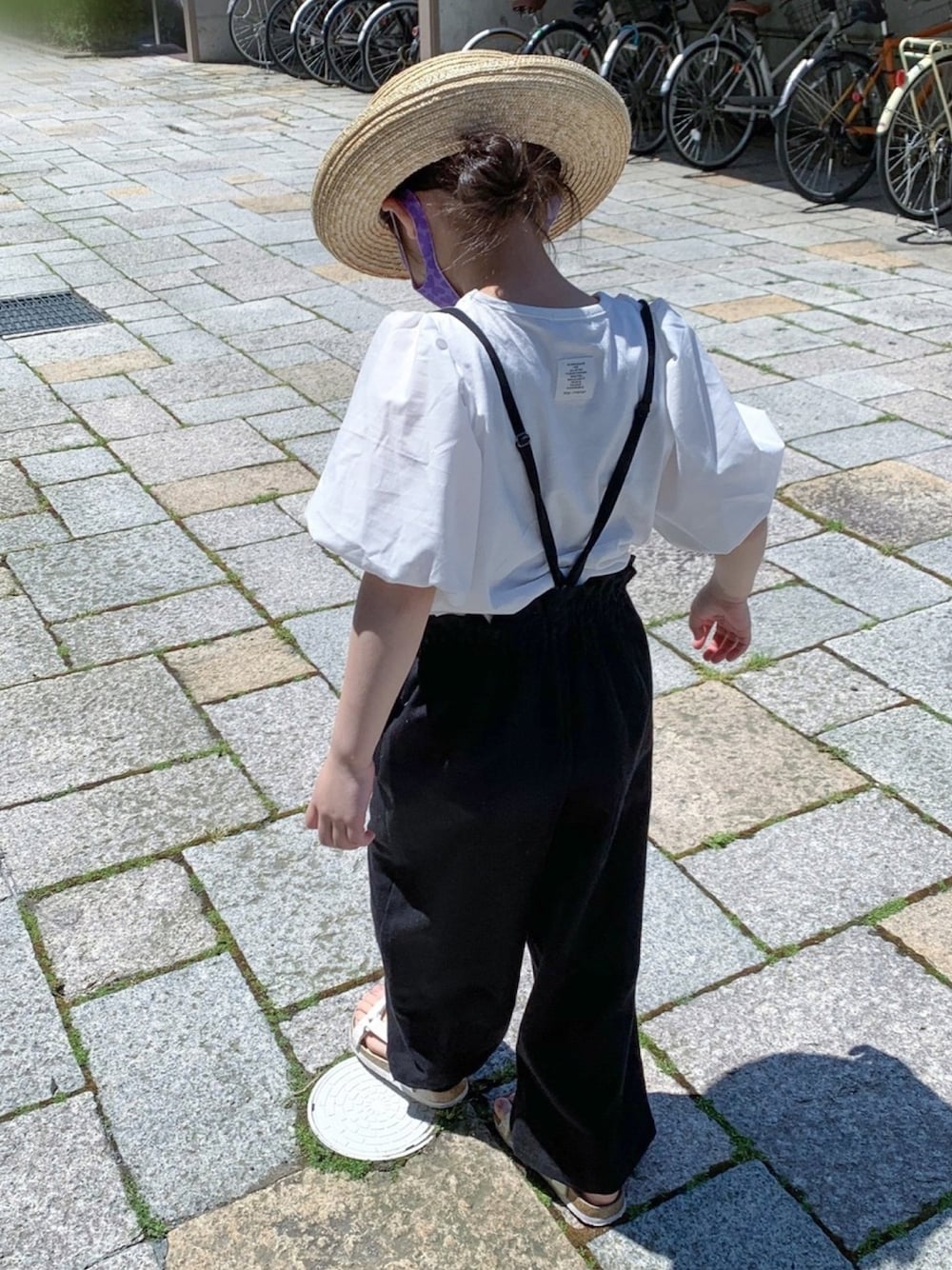 ブラック系のシャツ/ブラウス、ブラック系のサロペット/オーバーオール、ブラック系のハットを着用したキッズの夏コーディネートの1枚目の写真