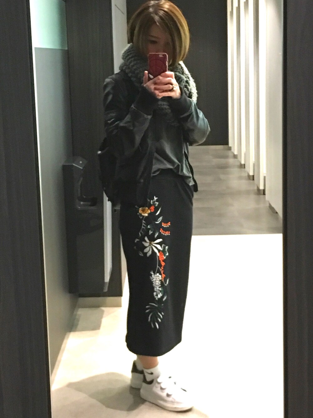 ブラック系のスカート、ブラック系のライダースジャケットを着用したレディースの春コーディネートの1枚目の写真