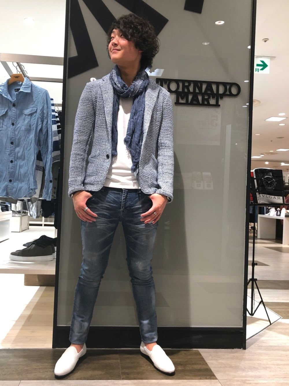 ブルー系のテーラードジャケット、ブルー系のデニムパンツ、ホワイト系のドレスシューズを着用したメンズの春コーディネートの1枚目の写真