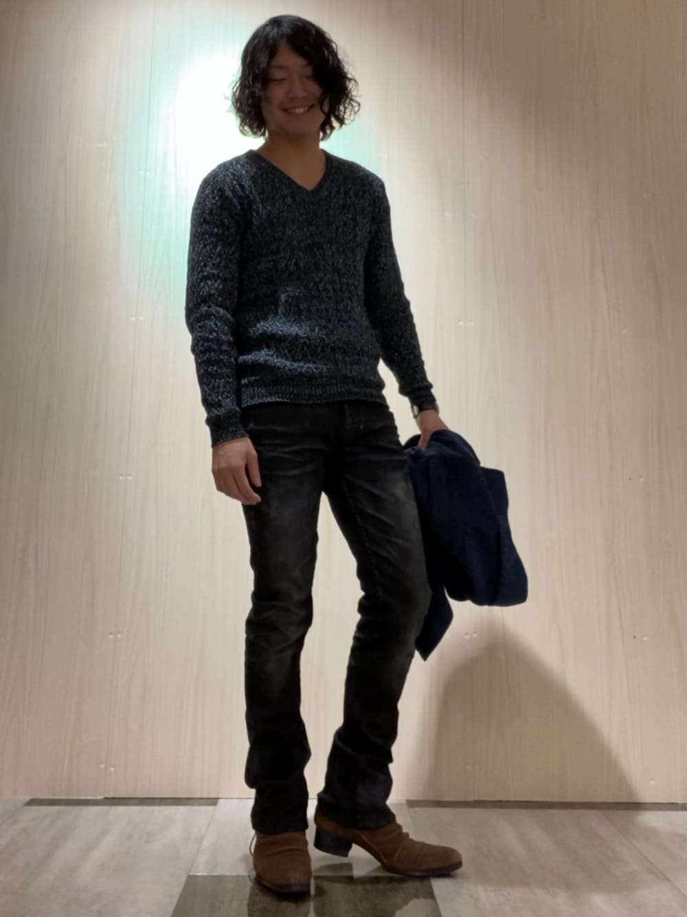 ブラック系のニット/セーター、ブルー系のその他パンツ、ブルー系のテーラードジャケットを着用したメンズの冬コーディネートの1枚目の写真