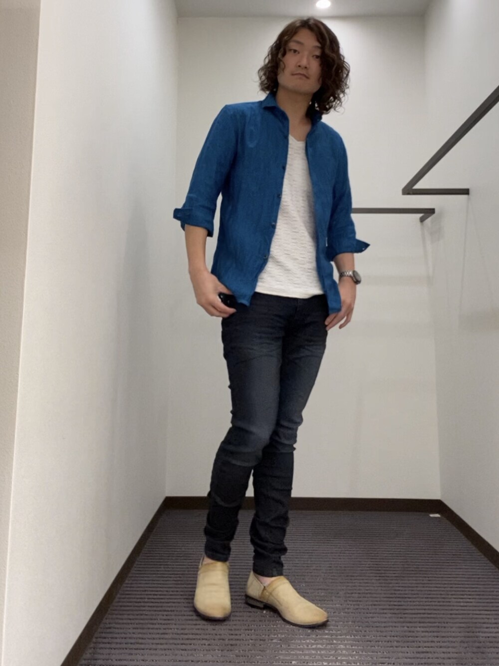ブルー系のシャツ/ブラウス、ホワイト系のTシャツ/カットソー、ブルー系のその他パンツを着用したメンズの春コーディネートの1枚目の写真
