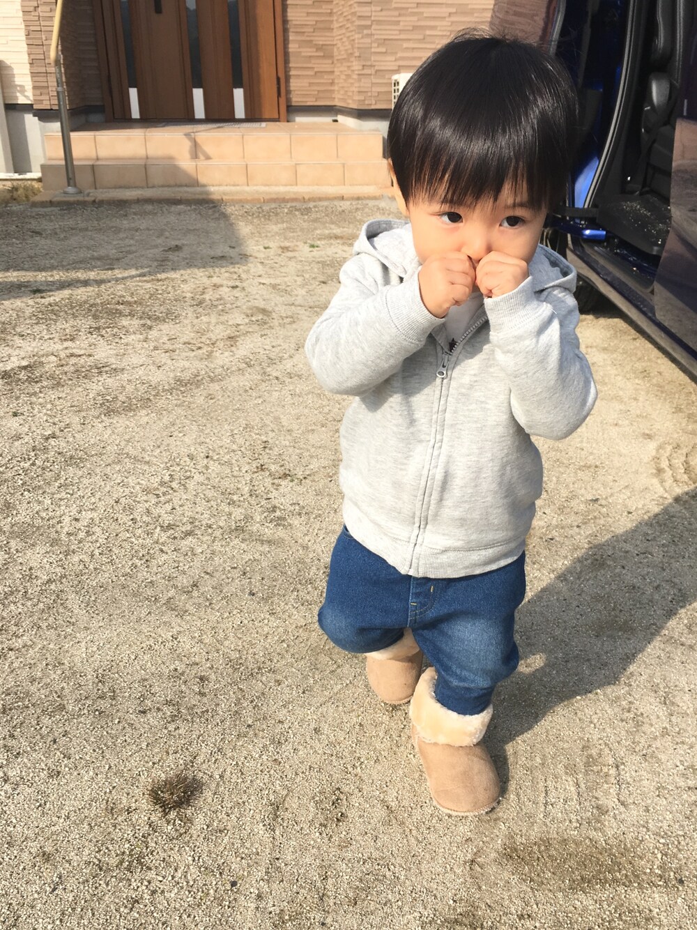 「キッズコーデ、おとこのこ、パーカー、デニム、ムートンブーツ、ぶりっこ」｜「H&Mのアイテム（パーカー、グレー系）」を使った、七夕ボーイさん（キッズ・80cm）の秋コーディネートの1枚目の写真