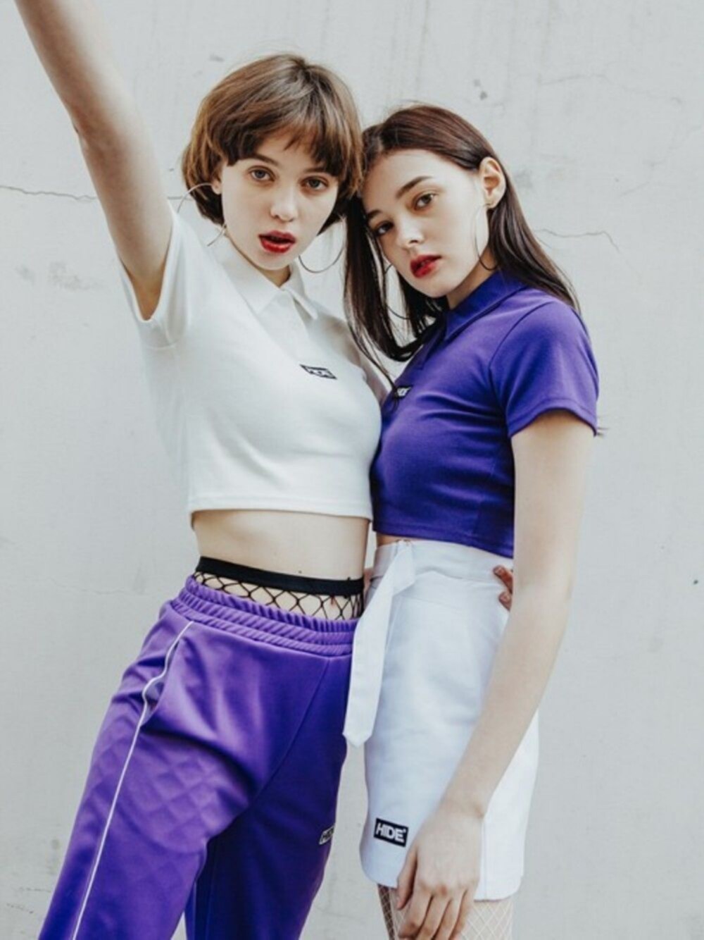 パープル系のTシャツ/カットソー、ホワイト系のTシャツ/カットソー、パープル系のその他パンツを着用したレディースの春コーディネートの1枚目の写真