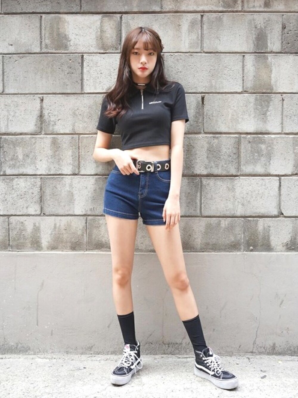 「カジュアル、シンプル、ブラック、イエロー、スカイブルー、クロップドトップス、韓国ブランド、韓国ファッション、mixxmix」｜「mixxmixのハーフジップアップレタリングトップス（その他トップス、ブラック系）」を使った、mixxmixさん（レディース・163cm）の春コーディネートの1枚目の写真