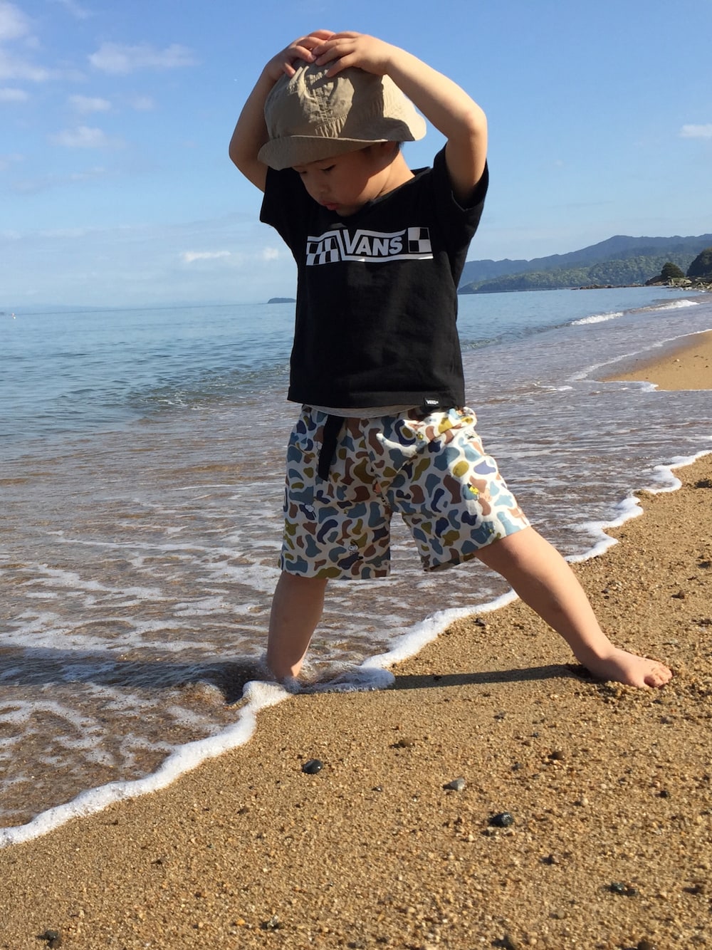 「GW2017」｜「VANSの【VANS】【WEB限定】チェッカーロゴTシャツ（Tシャツ/カットソー、ブラック系）」を使った、oskさん（キッズ・100cm）の春コーディネートの1枚目の写真