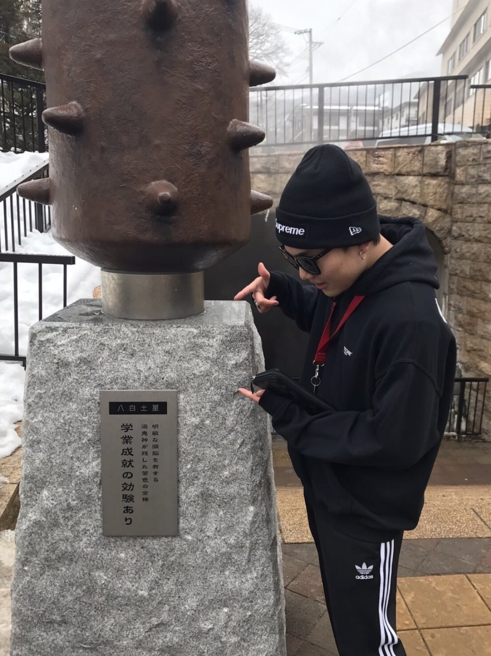 「ブラックコーデ、ビッグシルエット、モード、ブルゾン、supreme、undercover、NIKE、adidas originals、春コーデ、スプリングSENSEOFPLACE」｜「adidas Originalsの【adidas】SST CUFFED TR（その他パンツ、ブラック系）」を使った、t☆sさん（メンズ・168cm）の冬コーディネートの1枚目の写真