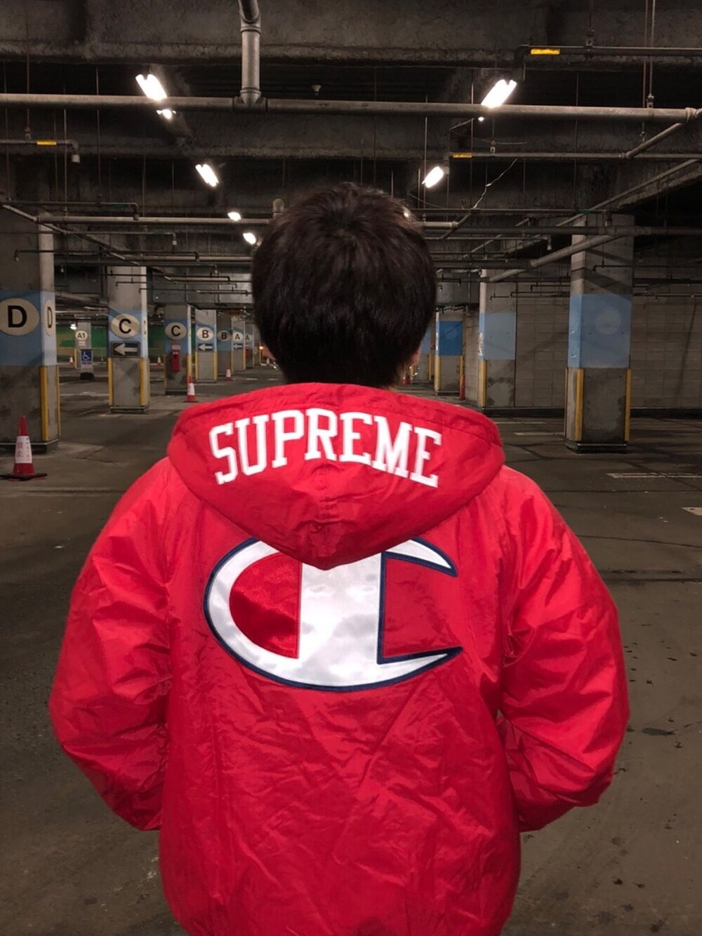 Supreme のナイロンジャケットを使った「赤」の人気ファッション