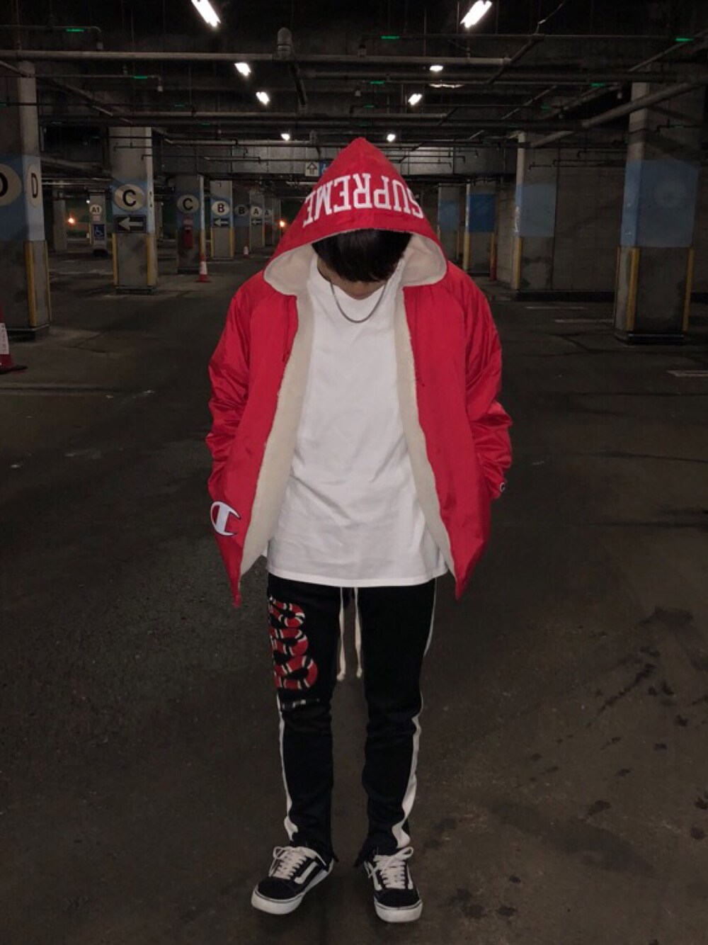Supreme 赤 ナイロンジャケット Supreme のナイロンジャケットを使った「赤」の人気ファッション