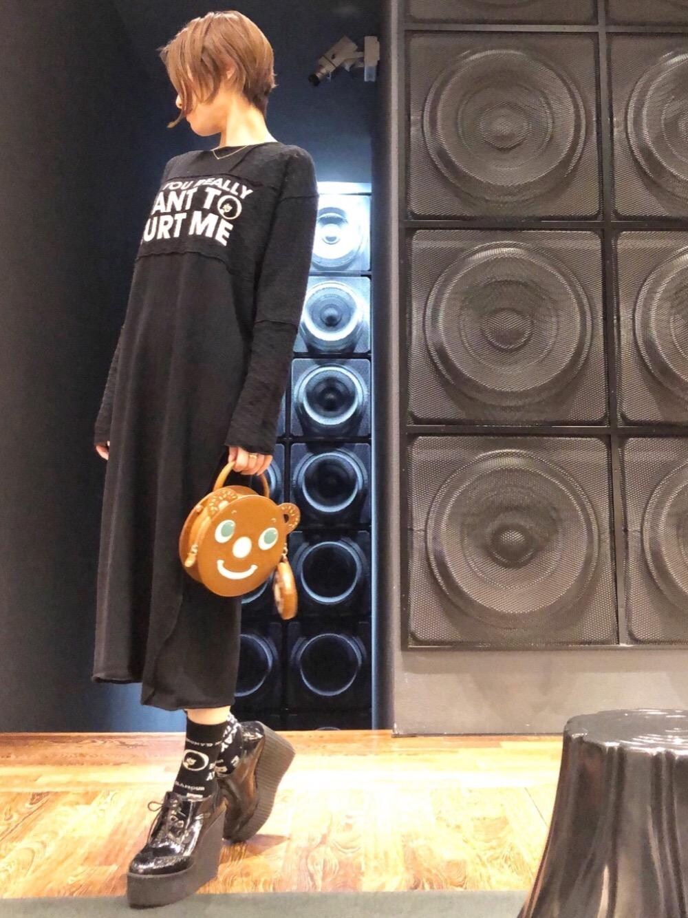 「ワンピース、バッグ、コラボレーション、Hysteric Glamour、シンプルコーデ、ヒステリックグラマー、autumn、yokodoll、山本ヨーコ」｜「HYSTERIC GLAMOURのCIRCLE GIRL SCRATCH ソックス（ソックス/靴下、ブラック系）」を使った、Hazukiさん（レディース・159cm）の秋コーディネートの1枚目の写真