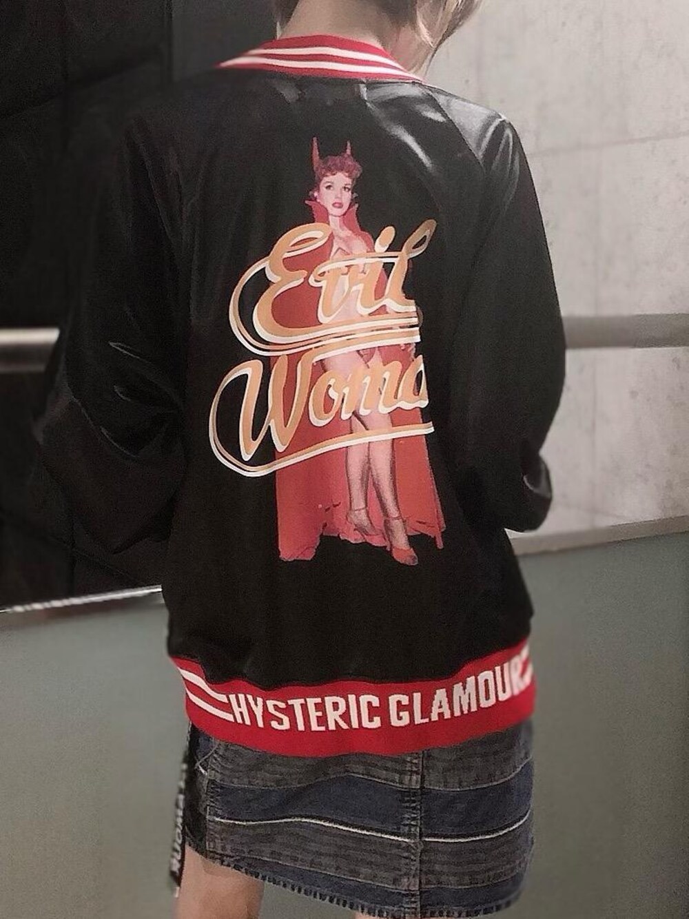 「アウター、ビッグシルエット、スカート、ベルト、ライトアウター、ヒステリックグラマー、ユニセックスアイテム、でにむ、hysteric glamour、Ｔシャツ」｜「HYSTERIC GLAMOURのLOGO テープベルト（ベルト、ブラック系）」を使った、Hazukiさん（レディース・159cm）の秋コーディネートの1枚目の写真
