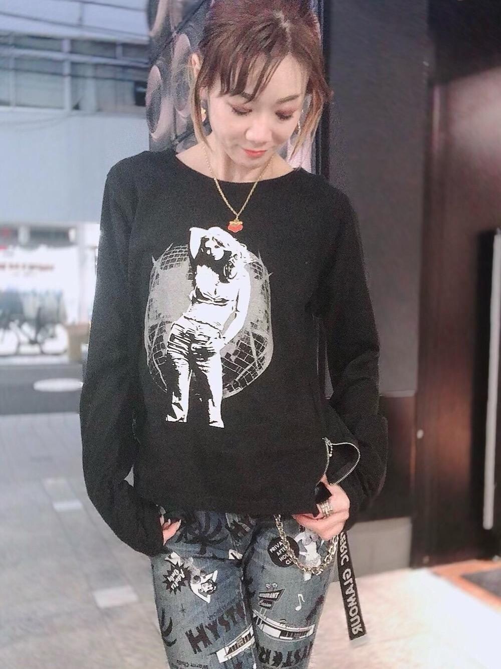 「長袖シャツ、ベルト、ウォレットチェーン、ヒステリックグラマー、でにむ、ロンt、hysteric glamour、Ｔシャツ」｜「HYSTERIC GLAMOURのWOMAN ON SKULL PICKウォレットチェーン（ウォレットチェーン、シルバー系）」を使った、Hazukiさん（レディース・159cm）の秋コーディネートの1枚目の写真