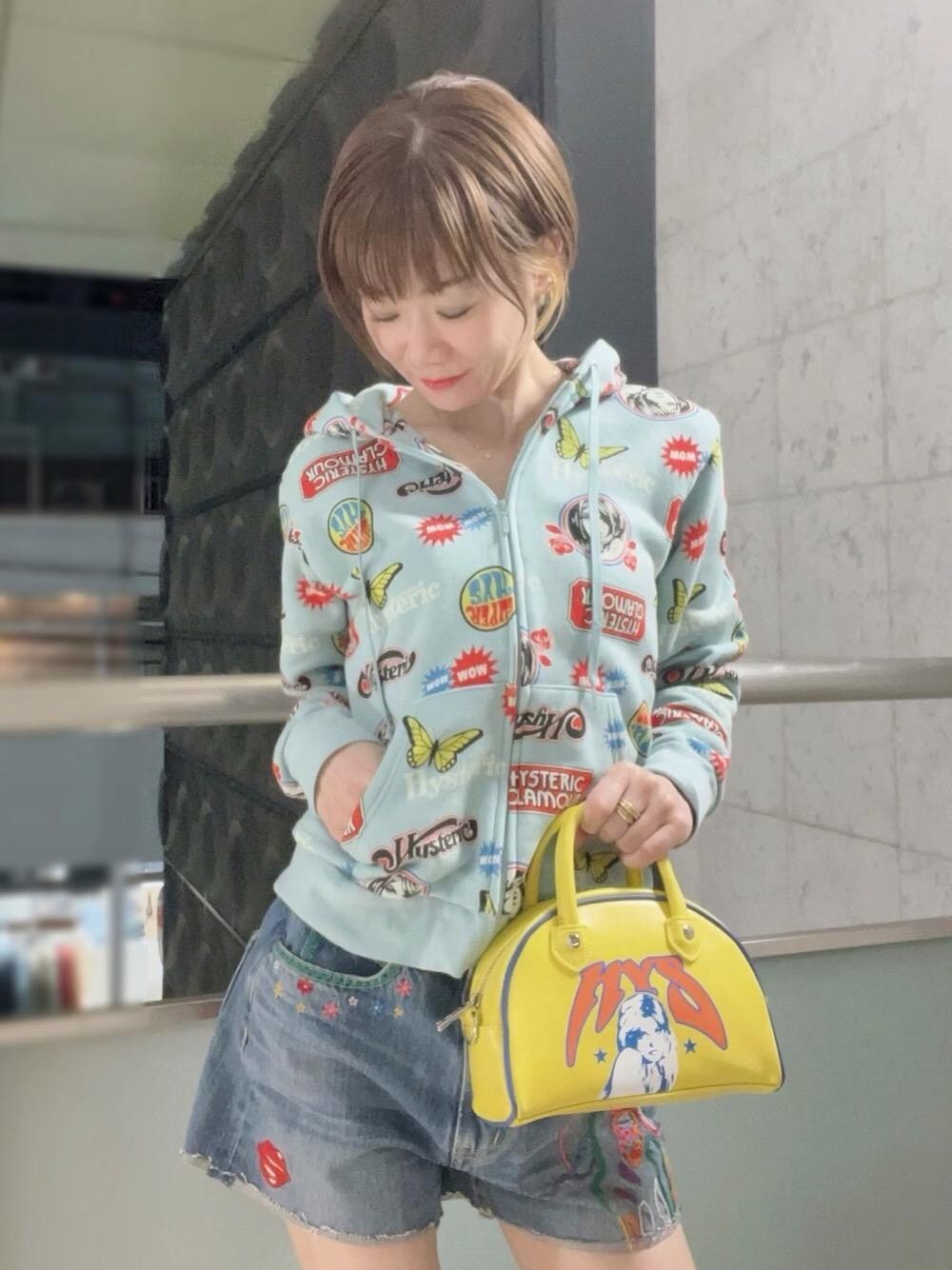 Hazukiさんの「FLOWER GIRL刺繍 ハイライズデニムショートパンツ（HYSTERIC GLAMOUR）」を使ったコーディネート