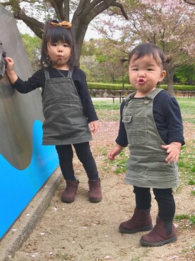 「COMME CA ISM（コムサイズム）のアイテム（オールインワン・サロペット）」を使った、ZEN SARA RENAさん（キッズ・100cm）の春コーディネート