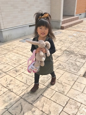 「COMME CA ISM（コムサイズム）のアイテム（オールインワン・サロペット）」を使った、ZEN SARA RENAさん（キッズ・100cm）の春コーディネート