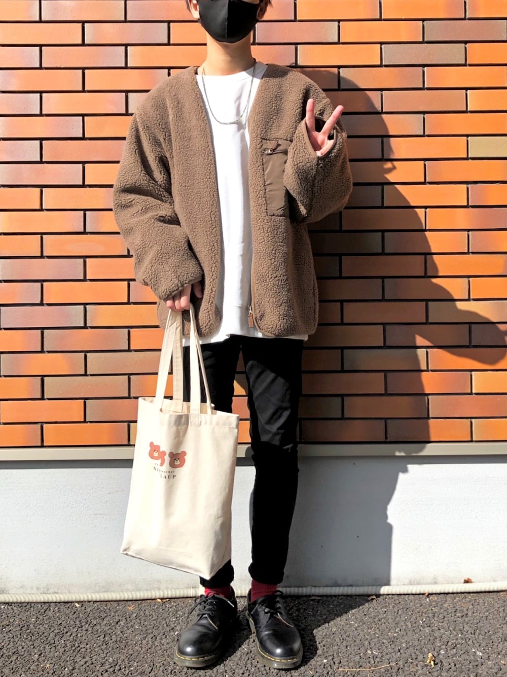「冬コーデ、秋コーデ、ASTRONOMY、ボアカーディガン、黒スキニー、ドクターマーチン、one after another NICE CLAUP、トートバッグ、ビッグシルエット、オーバーサイズ」｜「ASTRONOMYのシープボア オーバーサイズ ノーカラー ジャケット ブルゾン アウター カーディガン（ノーカラージャケット、ブラウン系）」を使った、Rimuさん（メンズ・173cm）の秋コーディネートの1枚目の写真