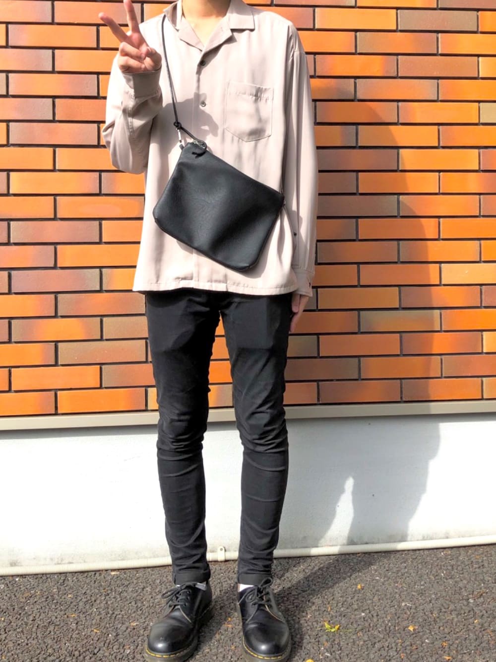 「今日のコーデ、はるコーデ、プチプラ、いいね、save、フォローお願いします🤑、相互フォロー、おしゃれさんと繋がりたい、オープンカラーシャツ、りむコーデ、レザーサコッシュ、黒スキニー」｜「RAGEBLUEのオープンカラーシャツFW/807627（シャツ/ブラウス、ベージュ系）」を使った、Rimuさん（メンズ・173cm）の冬コーディネートの1枚目の写真