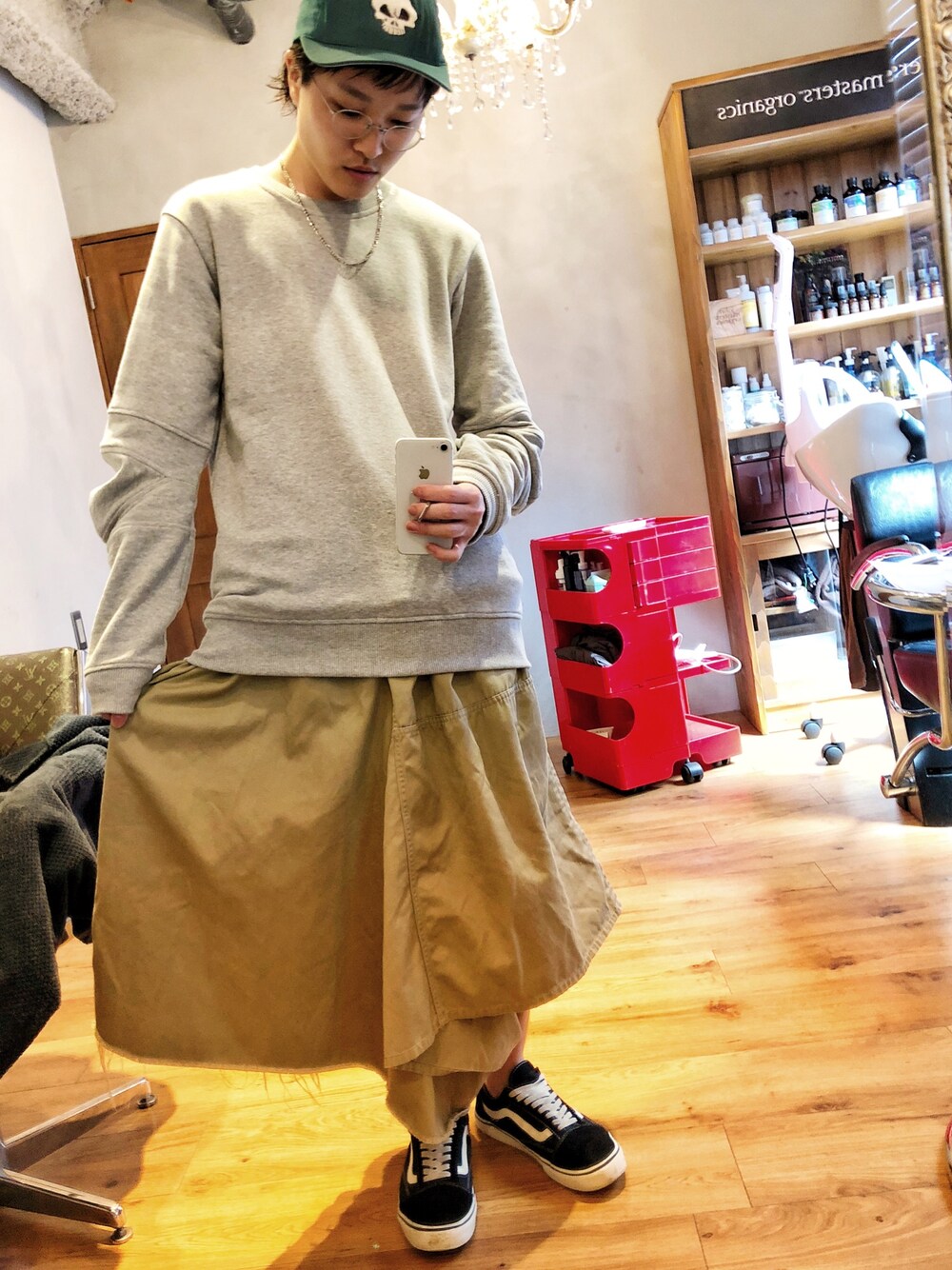 グレー系のスウェット、ベージュ系のその他パンツを着用したメンズの夏コーディネートの1枚目の写真