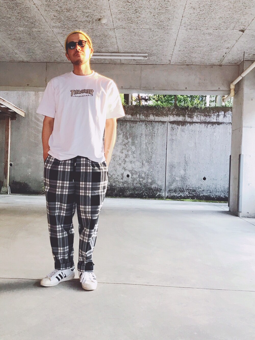 ホワイト系のTシャツ/カットソー、その他のその他パンツ、ホワイト系のスニーカーを着用したメンズの春コーディネートの1枚目の写真