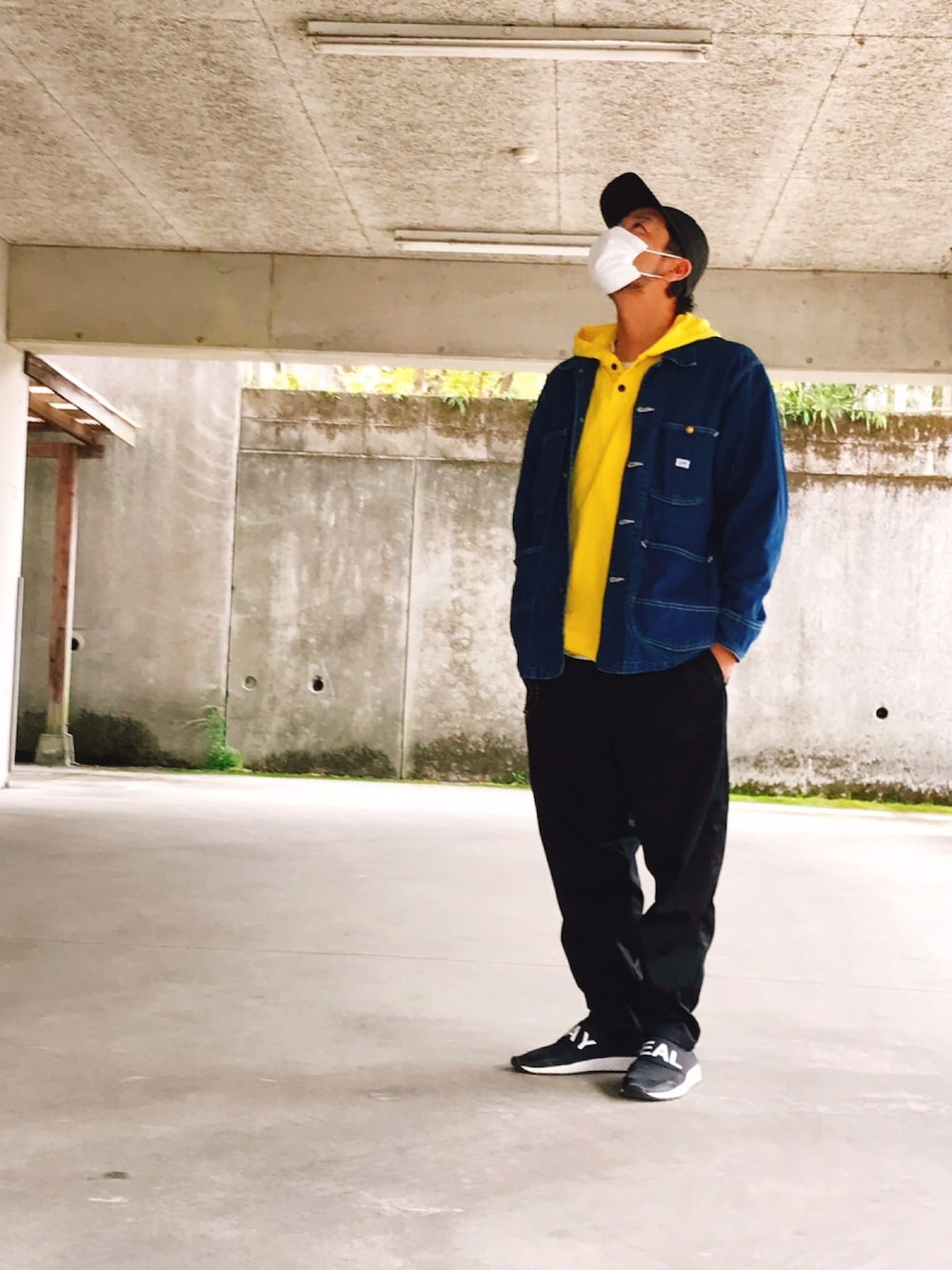 「カジュアルコーデ、春アウター、コロナに負けない」｜「softcreamの＜SOFTCREAM × BY＞ TOKYO03 JETCAP/キャップ（キャップ、ブラック系）」を使った、H.R.F.Mさん（メンズ・174cm）の春コーディネートの1枚目の写真