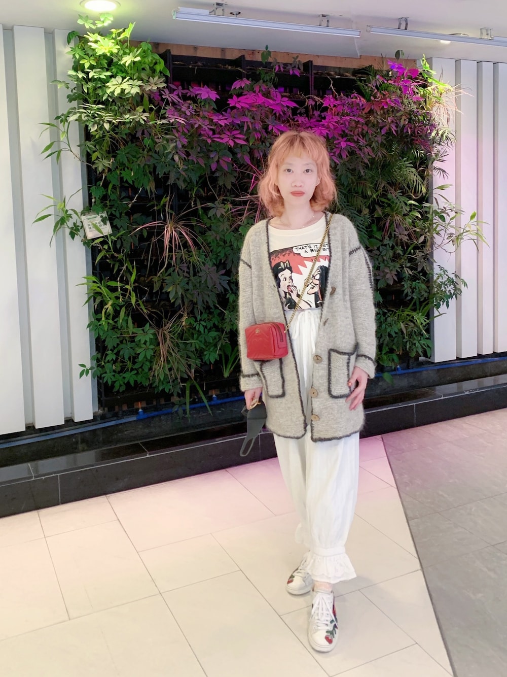「今日のコーデ、グッチ、スニーカー、Tシャツ」｜「TYAKASHAのアイテム（パンツ、ホワイト系）」を使った、bibiさん（レディース・156cm）の冬コーディネートの1枚目の写真