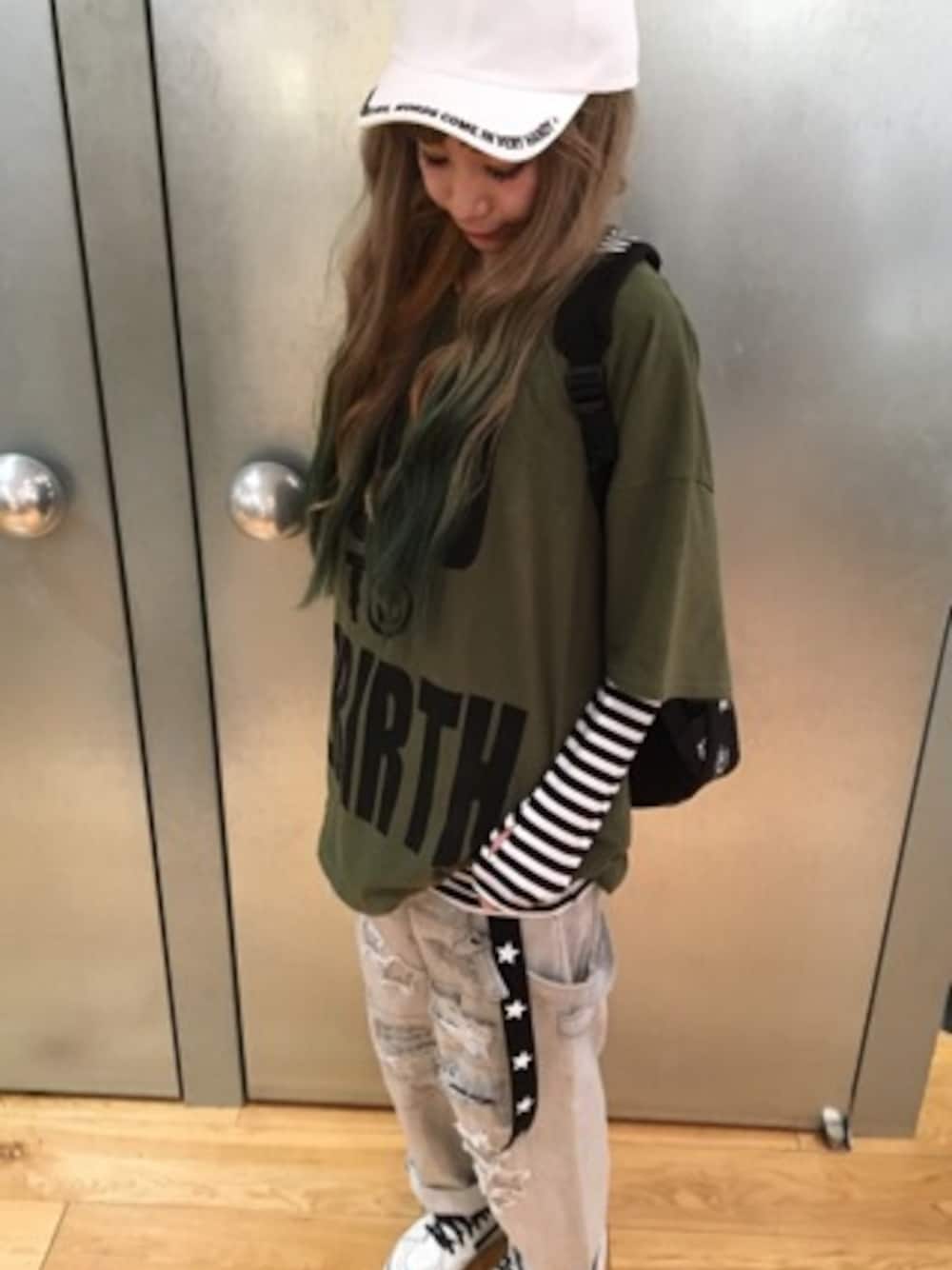 「ビッグシルエット、キャップ、オーバーオール、SK8　、レイヤードスタイル、ダメージデニムパンツ、WORLD WIDE LOVE、ガチャベルト、ワールドワイドラブ、わーらぶ」｜「WORLD WIDE LOVE!のREBIRTHビッグTシャツ（Tシャツ/カットソー、グリーン系）」を使った、FURUSHOさん（レディース・165cm）の春コーディネートの1枚目の写真