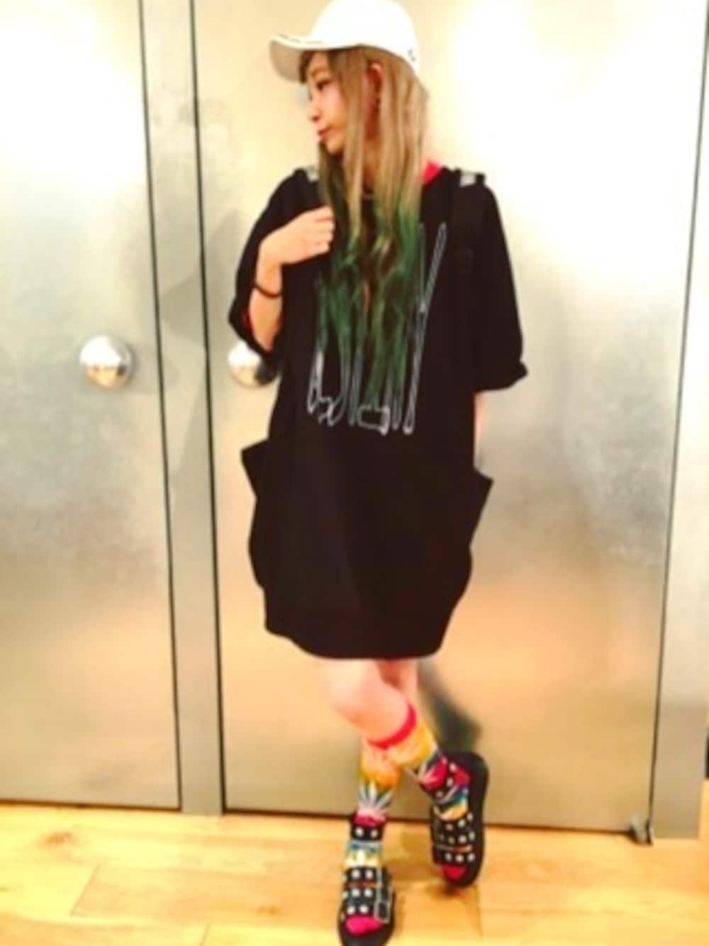 「ワンピース、ビッグシルエット、スウェットワンピース、キャップ、SK8　、street、ラクチンコーデ、サンダルに靴下、ワールドワイドラブ、わーらぶ」｜「WORLD WIDE LOVE!のスタースタッズベルトサンダル（サンダル、ブラック系）」を使った、FURUSHOさん（レディース・165cm）の春コーディネートの1枚目の写真