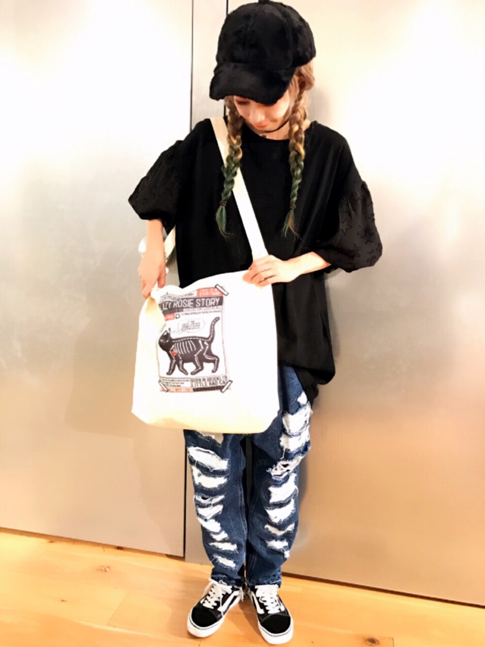 「秋のコーデ、オトナカジュアル、ダメージデニムパンツ、ボリューム袖、ファー小物、わーらぶ、ワールドワイドラブ、ブラック、パンツスタイル、スター柄」｜「WORLD WIDE LOVE!のリメイクダメージパンツ（デニムパンツ、ブルー系）」を使った、FURUSHOさん（レディース・165cm）の夏コーディネートの1枚目の写真