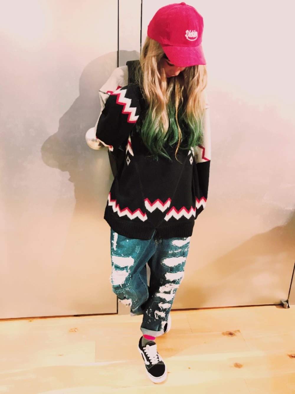 「星柄、キャップ、秋のコーデ、ストリート、SK8　、デニムパンツ、ビックシルエット、幾何学柄、WORLD WIDE LOVE、ラクチンコーデ」｜「WORLD WIDE LOVE!のノルディックリメイクニット（ニット/セーター、ブラック系）」を使った、FURUSHOさん（レディース・165cm）の秋コーディネートの1枚目の写真