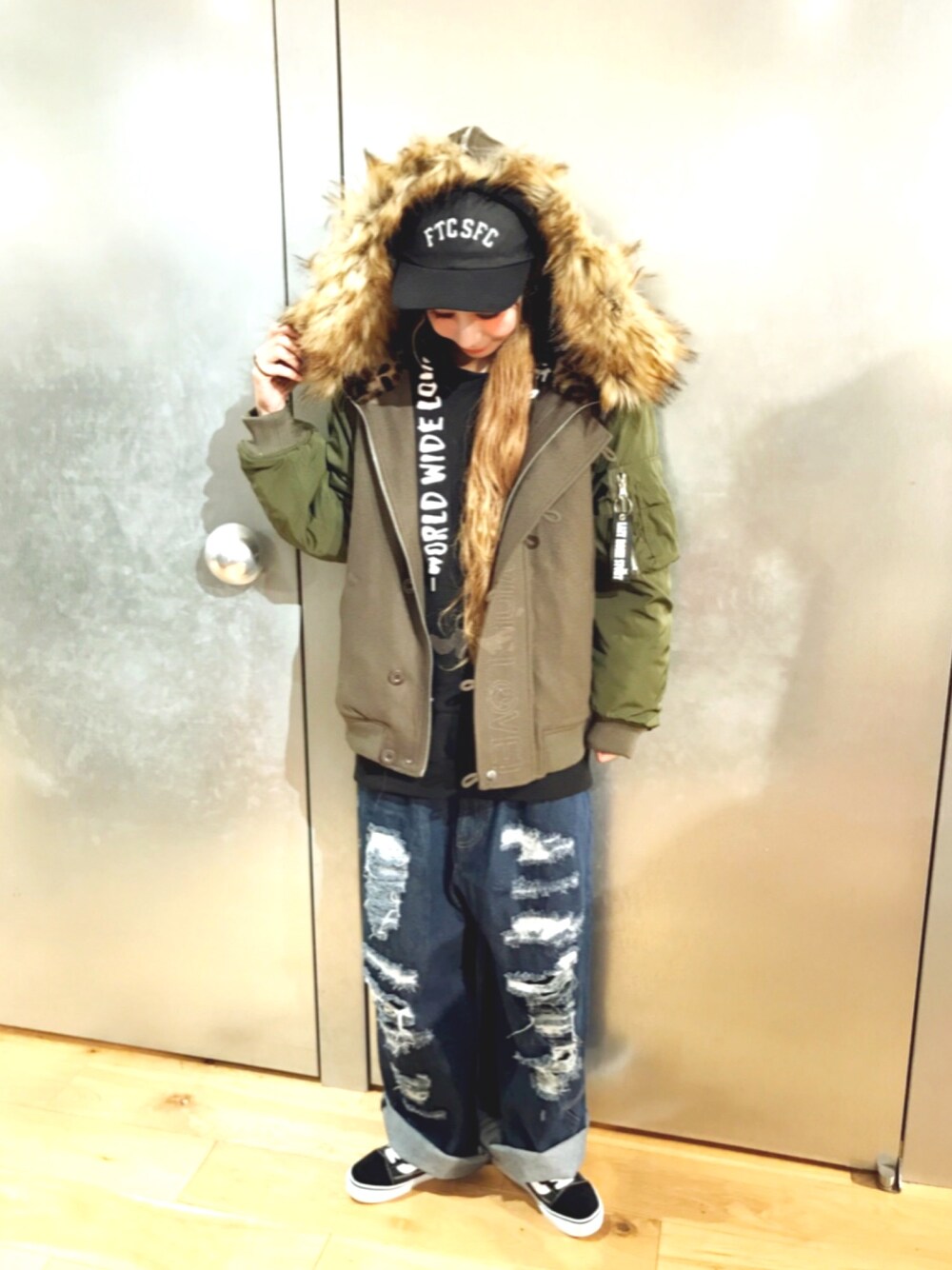 「N2B、ミリタリー、アウター、ダメージデニムパンツ、street、オーバーサイズ、SK8　、WORLD WIDE LOVE、ファー、スニーカーコーデ」｜「WORLD WIDE LOVE!のアイテム（ジャケット/アウター、グリーン系）」を使った、FURUSHOさん（レディース・165cm）の秋コーディネートの1枚目の写真