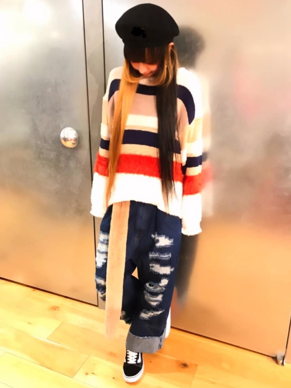 「ニット、ダメージデニムパンツ、ファー小物、ボーダー、オレンジ、ハンチング、SK8　、パンツスタイル、ストリート、WORLD WIDE LOVE」｜「WORLD WIDE LOVE!のマルチボーダースターニット（ニット/セーター、ホワイト系）」を使った、FURUSHOさん（レディース・165cm）の冬コーディネートの1枚目の写真