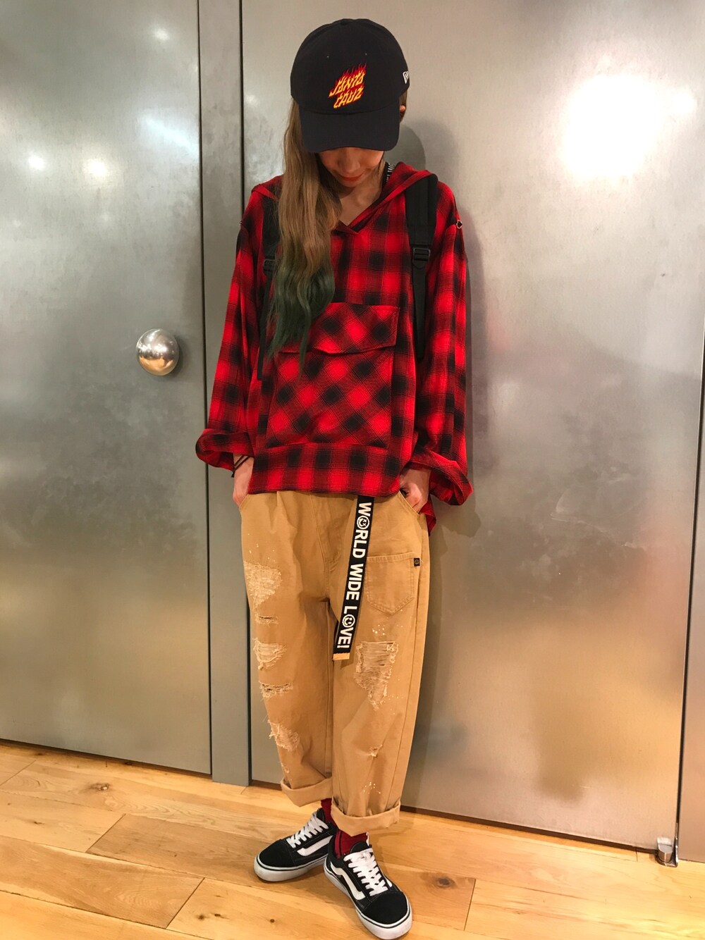 「チノパン、ベージュ、ストリート、SK8　、オーバーサイズ、WORLD WIDE LOVE、アノラックパーカー、カジュアルコーデ、シースルーソックス、ロングベルト」｜「WORLD WIDE LOVE!のアイテム（トップス、レッド系）」を使った、FURUSHOさん（レディース・165cm）の春コーディネートの1枚目の写真