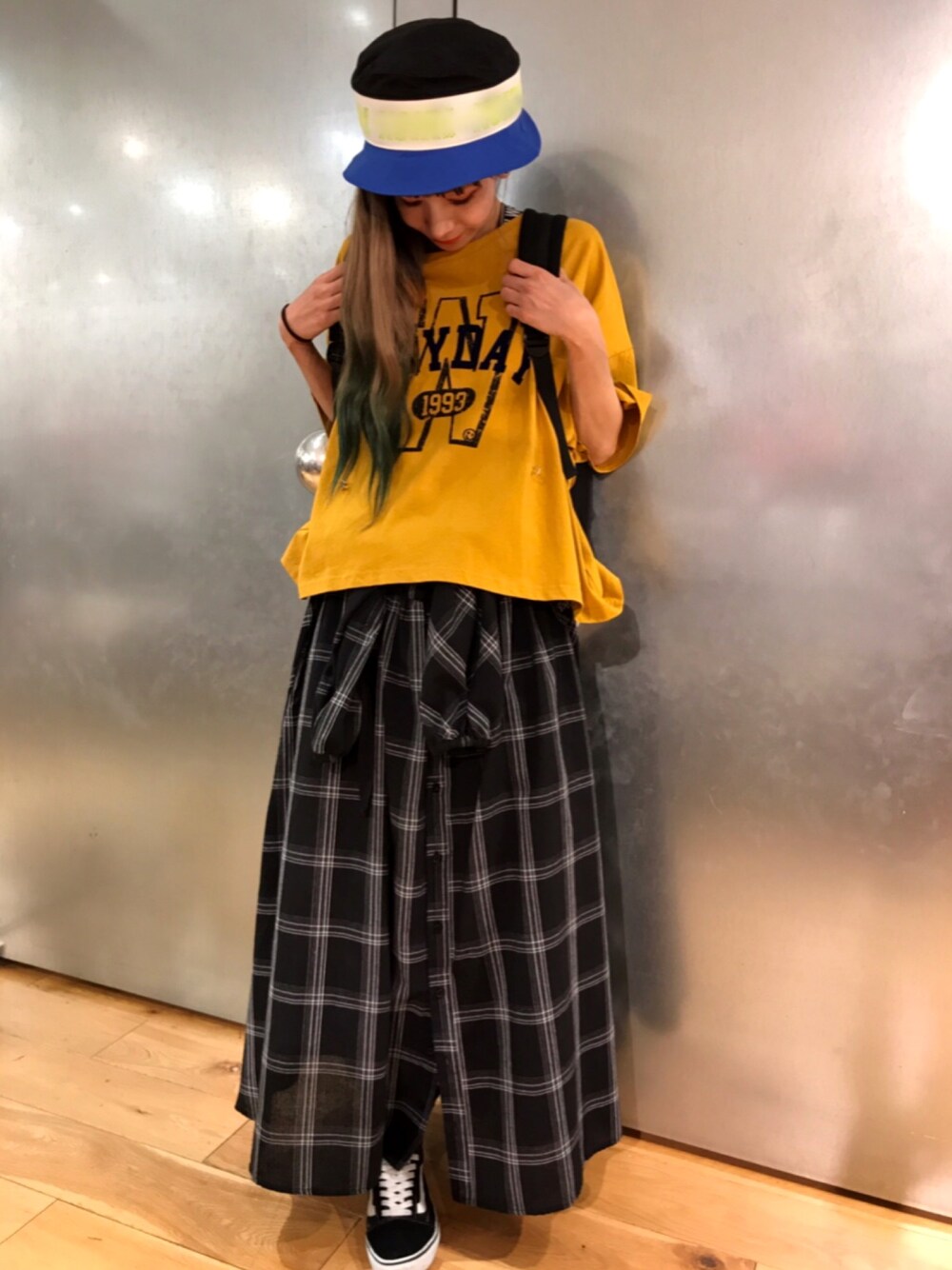 「イエロー、ストリート、SK8　、スニーカーコーデ、ロングスカート、チェックワンピース、WORLD WIDE LOVE、シースルー、カジュアルコーデ」｜「WORLD WIDE LOVE!のアイテム（トップス、イエロー系）」を使った、FURUSHOさん（レディース・165cm）の春コーディネートの1枚目の写真