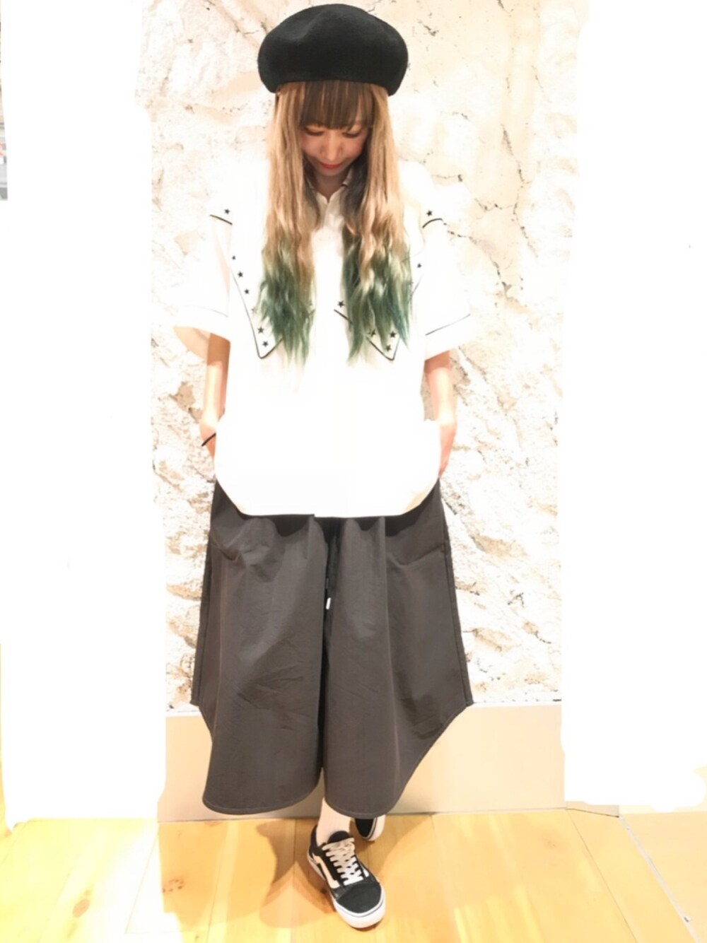 「夏、summer、リラックススタイル、涼しさ重視、モノトーン、WWL!、わーらぶ、WORLD WIDE LOVE、SK8　、ハーフパンツ」｜「WORLD WIDE LOVE!のスタードルマンシャツ（シャツ/ブラウス、ホワイト系）」を使った、FURUSHOさん（レディース・165cm）の夏コーディネートの1枚目の写真