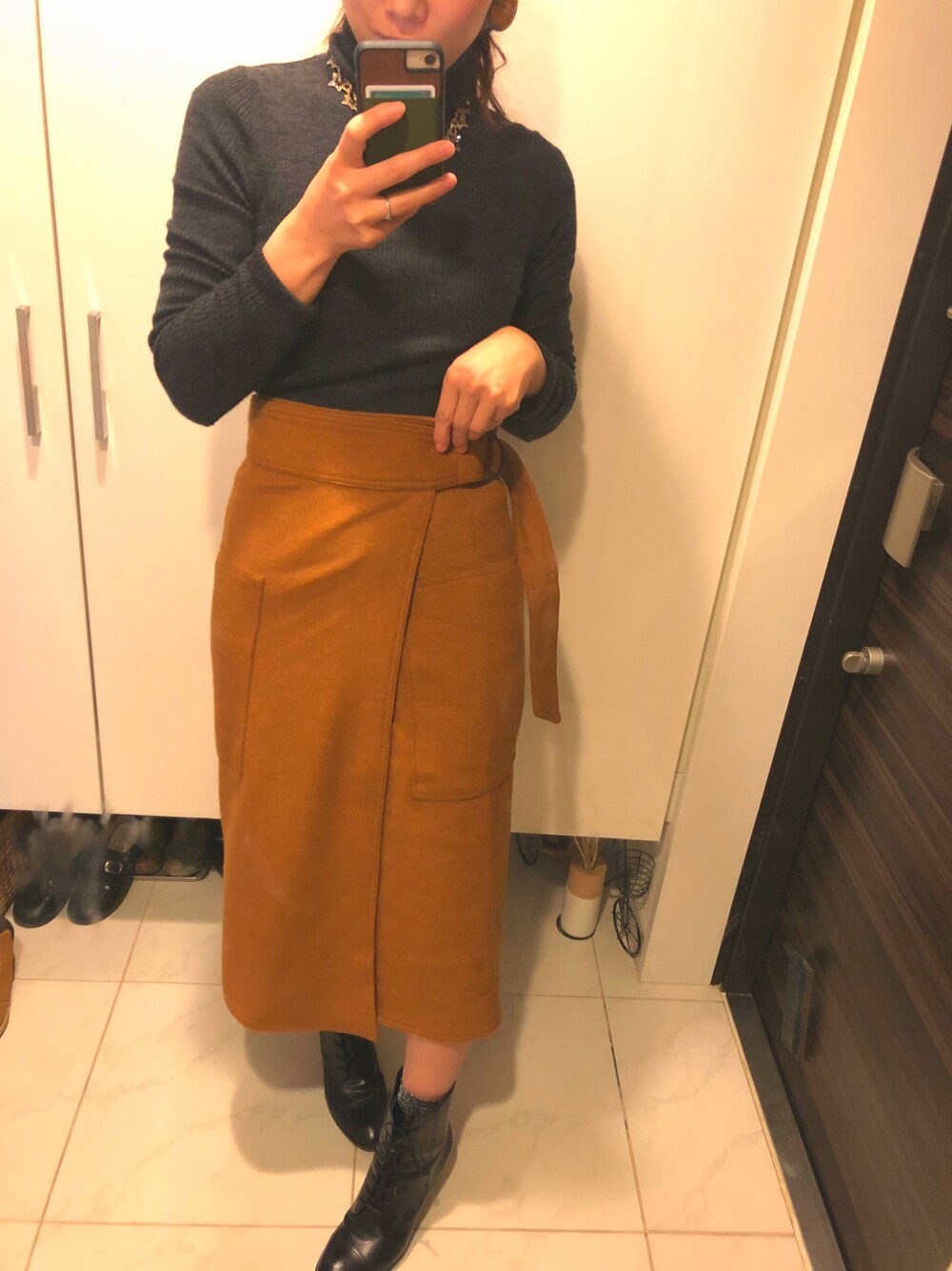 「IENAのアイテム（スカート、オレンジ系）」を使った、めぐみさん（レディース・158cm）の冬コーディネートの1枚目の写真