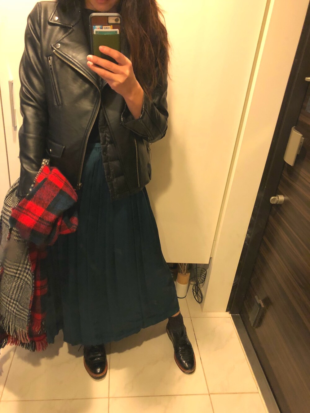 「IENAのアイテム（スカート、グリーン系）」を使った、めぐみさん（レディース・158cm）の冬コーディネートの1枚目の写真